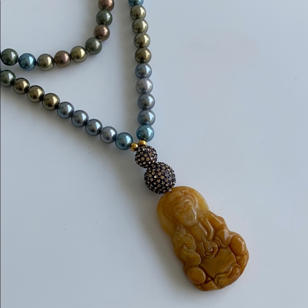 Multi-tone pearl necklace w amber Buddha